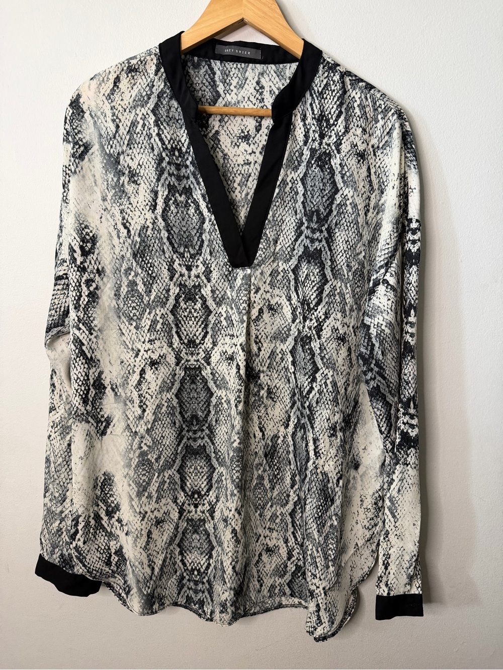Suzy Shier Black and White Snake Print V-Neck Blouse